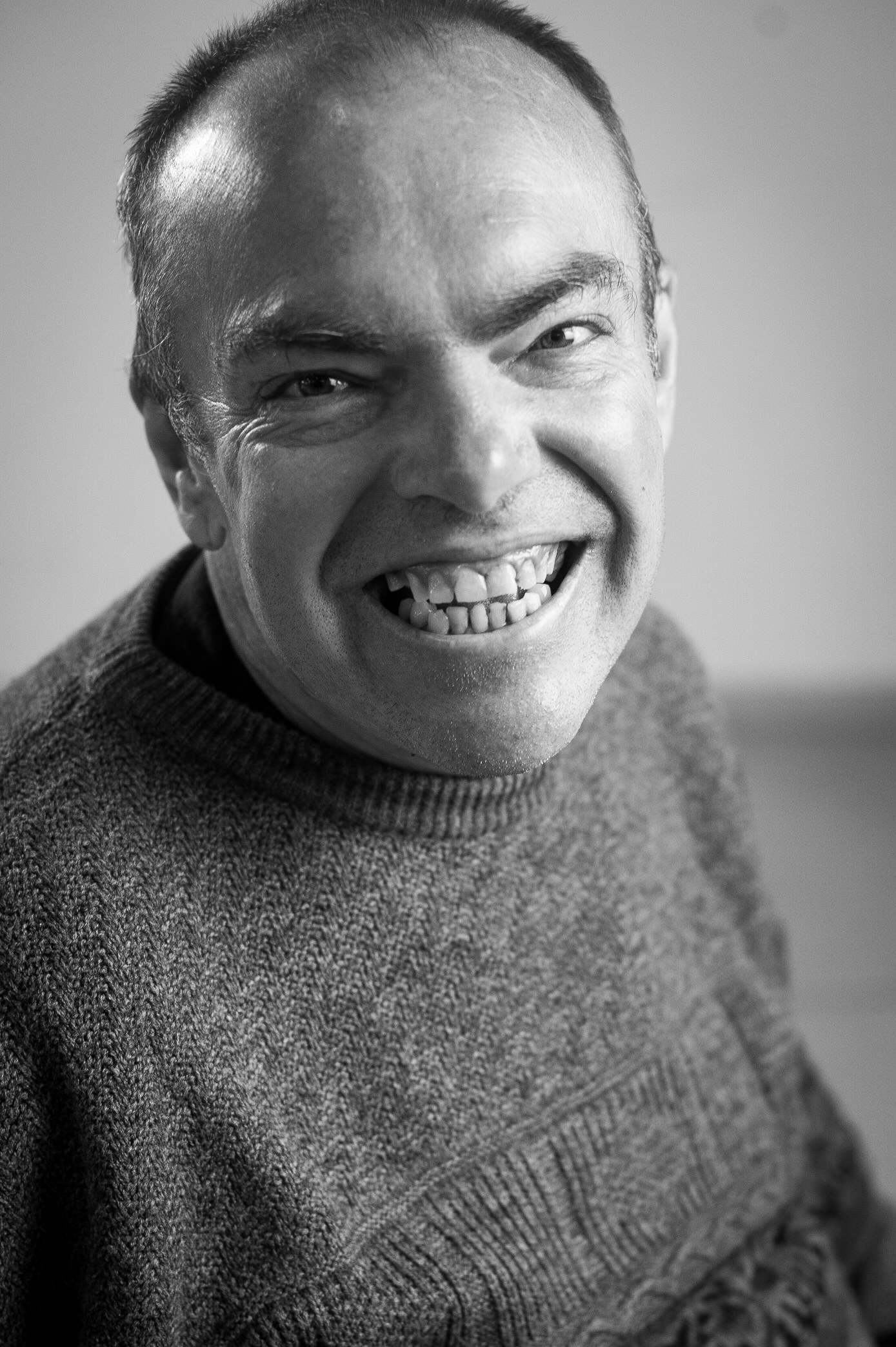 Homem sorrindo, retrato
